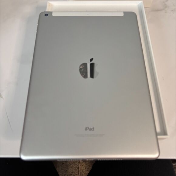 Unlocked Apple iPad 6th Gen 32GB A1954 Silver MR702LL/A Cellular WiFi 9.7" - Picture 4 of 8